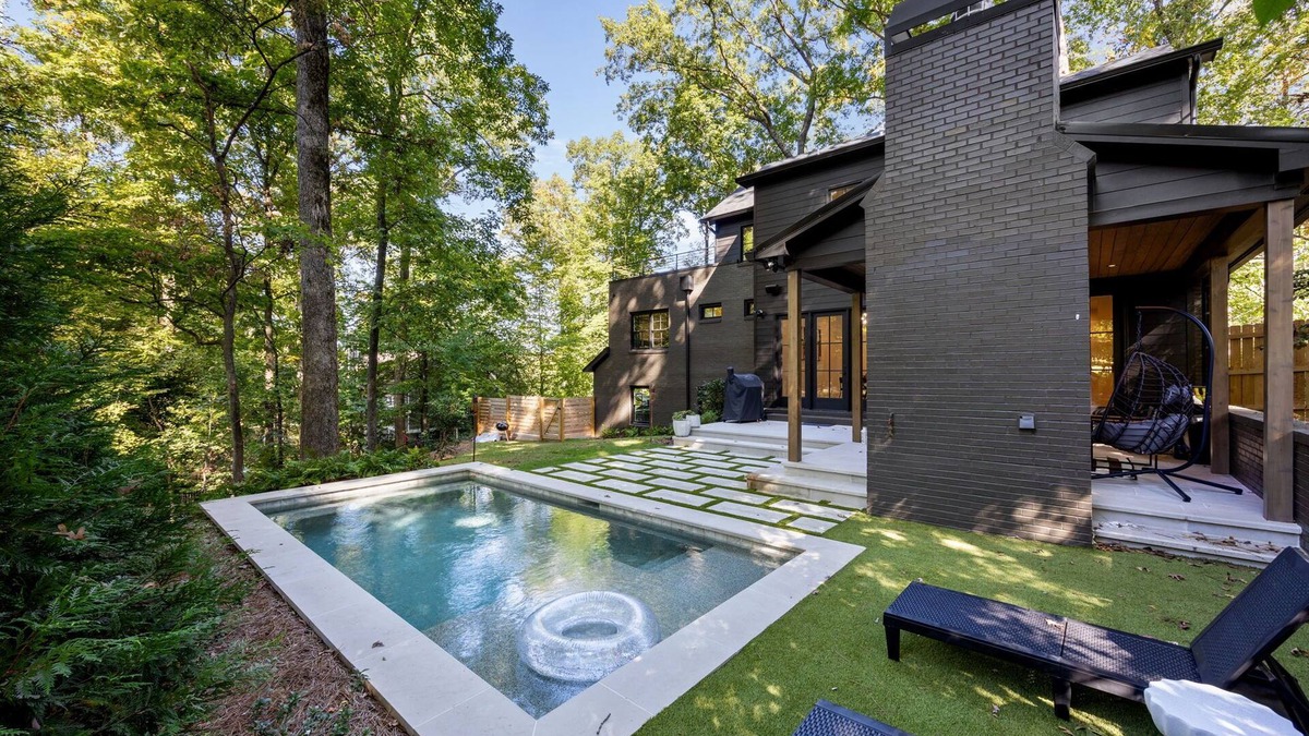 North Buckhead House | Buckhead Black House Spacious 5 Bedroom Mansion with Heated Pool - Lenox Atlanta