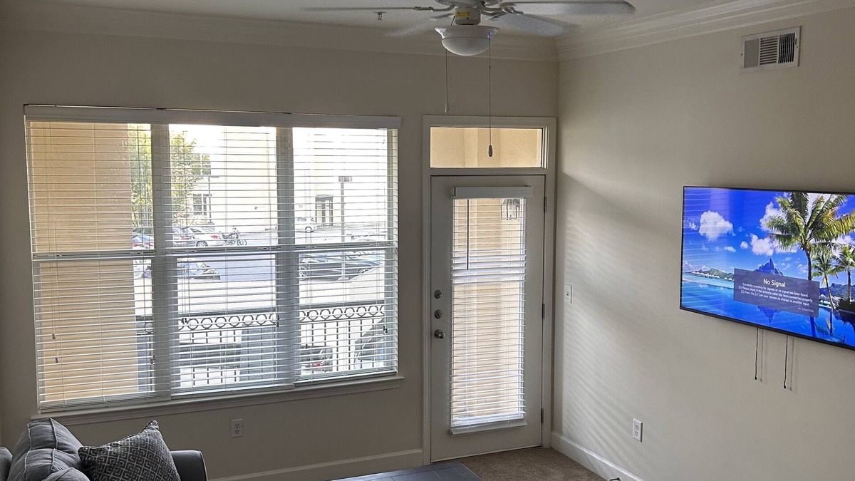 Lenox Apartment | BuckHead hide away is located in the heart of Buckhead Ga. W/deck, pool and gym