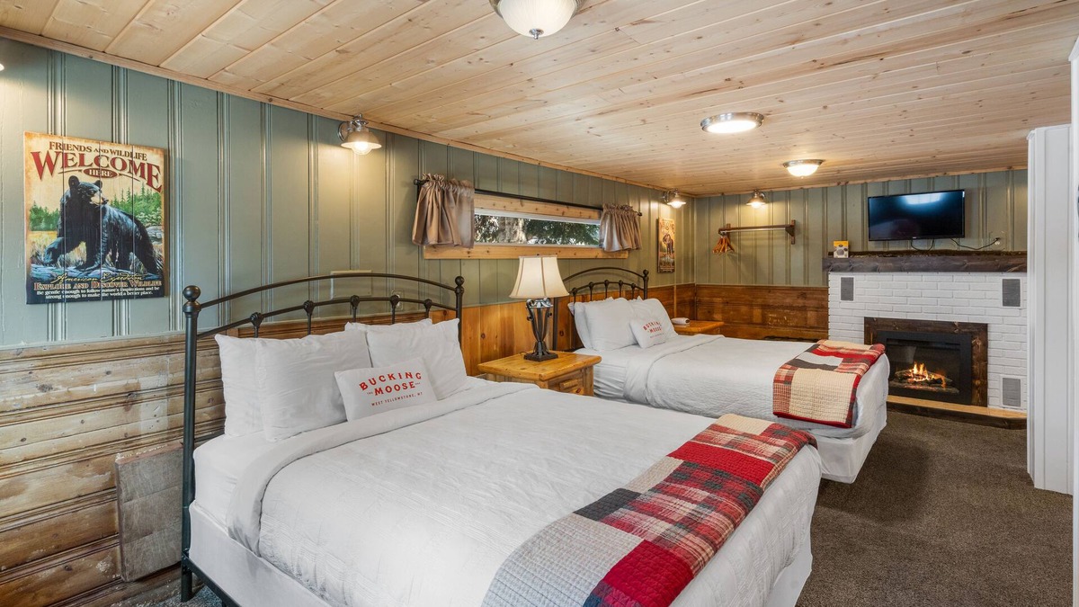 West Yellowstone Hotel | Bucking Moose Wolf Suite