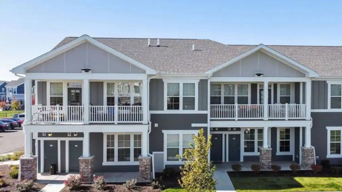 Lakes of Forest Hill Apartment | Buckingham Nest Master