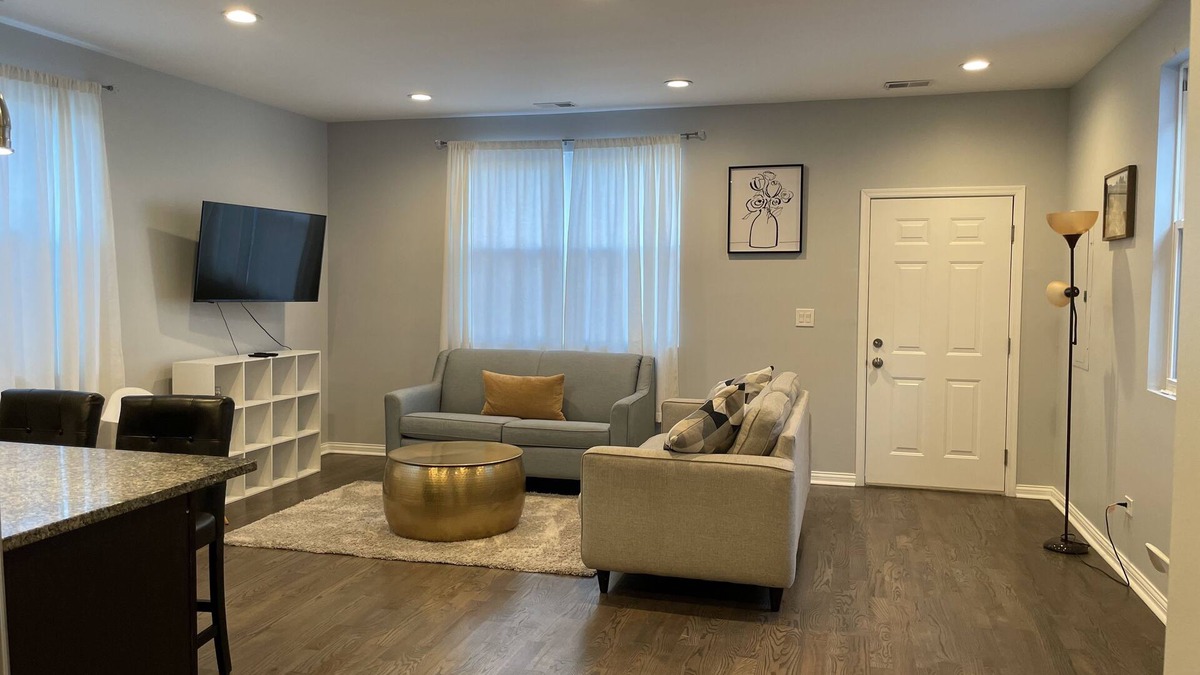 Logan Square Apartment | Bucktown Apartment near all amazing restaurants, shops and bar/lounges