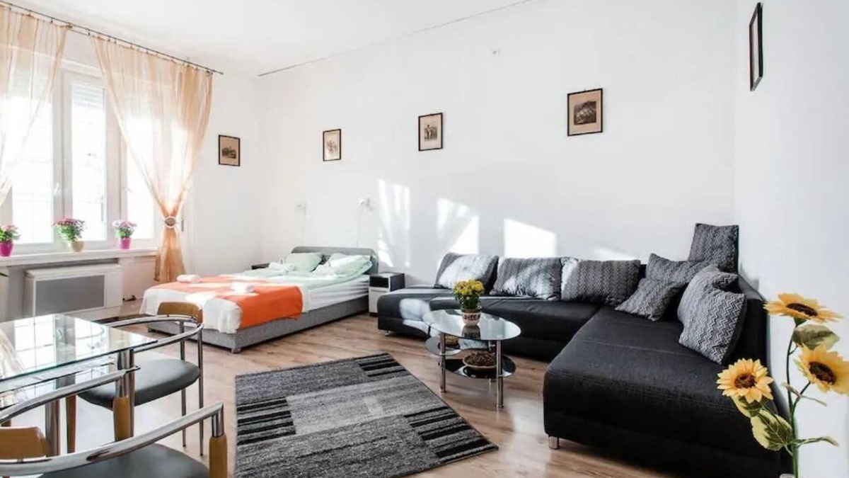 Nepszinhaz negyed Apartment | Budapest apartment in the heart of Europe's safest capital, with free parkingn