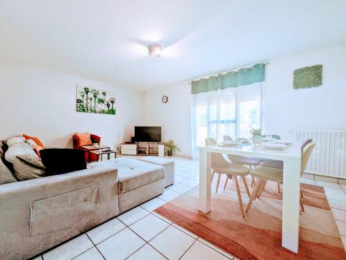 Mantes-la-Jolie Apartment | Budget and spacious apart with terrace