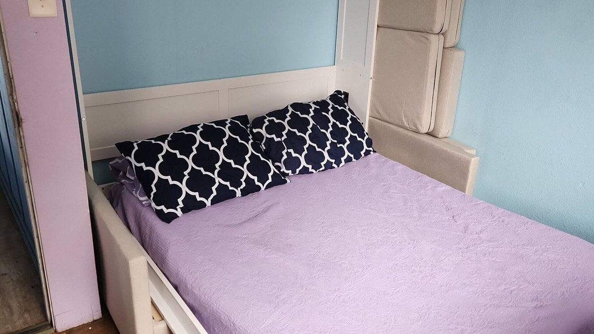 Wailuku Apartment | Budget Downtown Studio-F Queen/Twin Bunk Beds, AC, WIFI & 4 free Streamers!