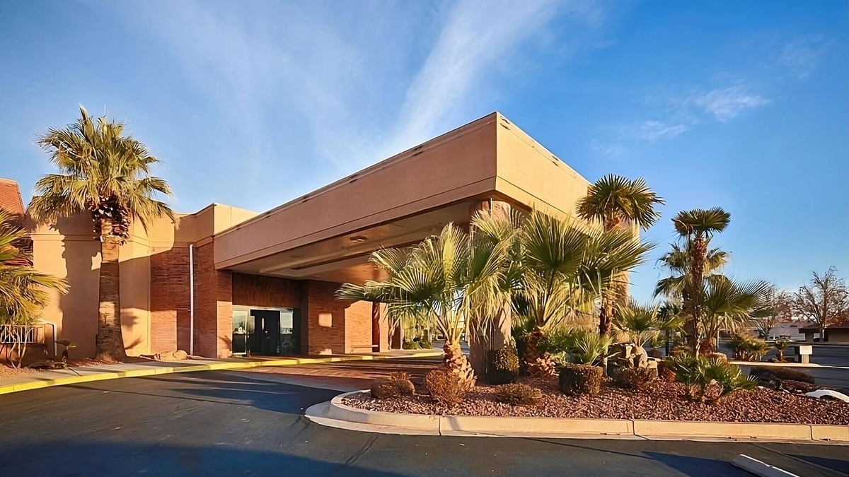 St. George Resort | Budget Friendly Accommodations at Red Lion Hotel St. George! Pool, Parking, Gym