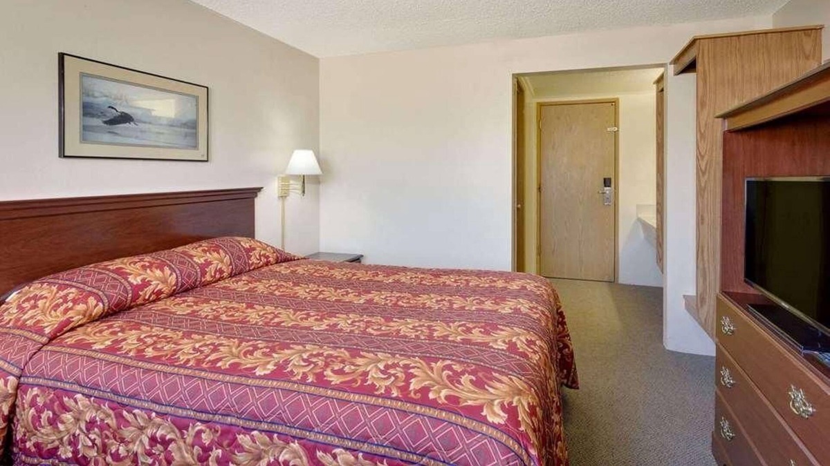 Evanston House | Budget-friendly Accommodation in Knights Inn Evanston! Free Onsite Parking