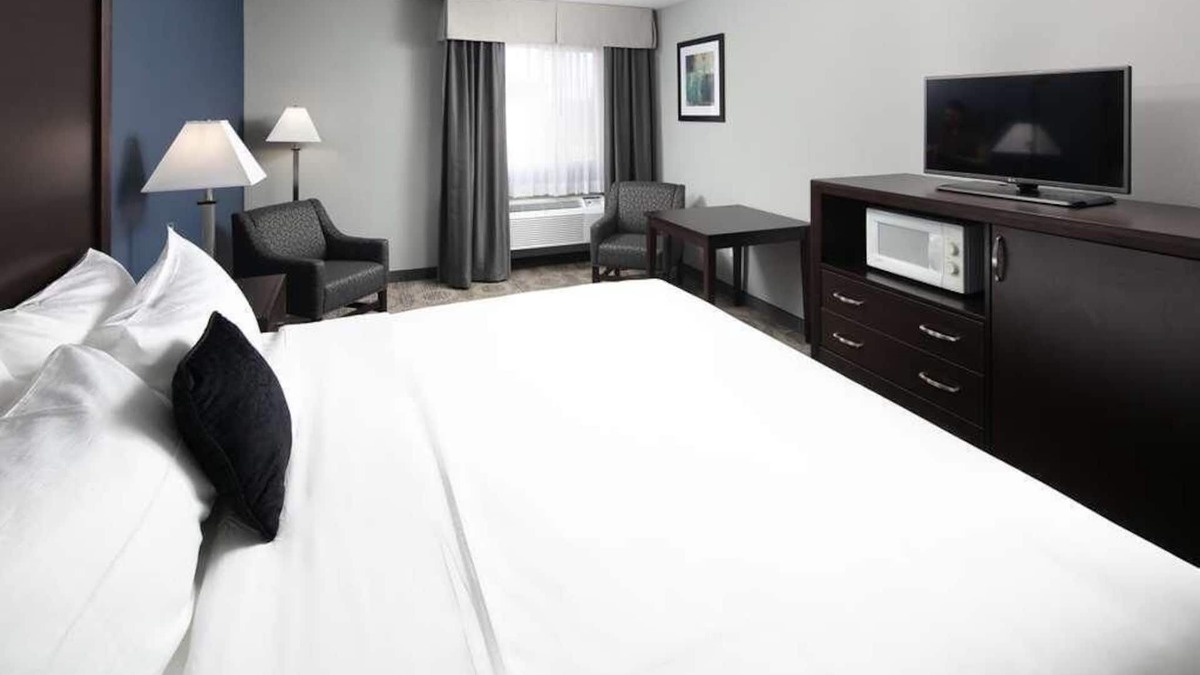 Sequim Hotel | Budget-friendly Accommodation! Onsite Pool, Free Parking & Breakfast!