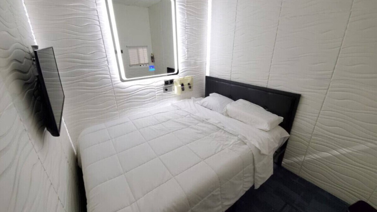 South Loop Hotel | Budget-Friendly Room| Free Coffee | Downtown