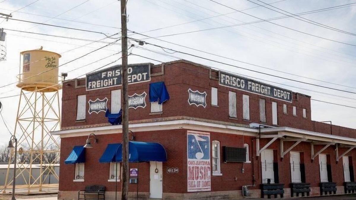 Muskogee Hotel | Budget-Friendly Stay at Knights Inn Muskogee! 4 Comfortable Units, Free Parking