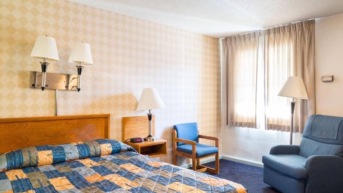 Huntington Hotel | Budget Host Alexandria
