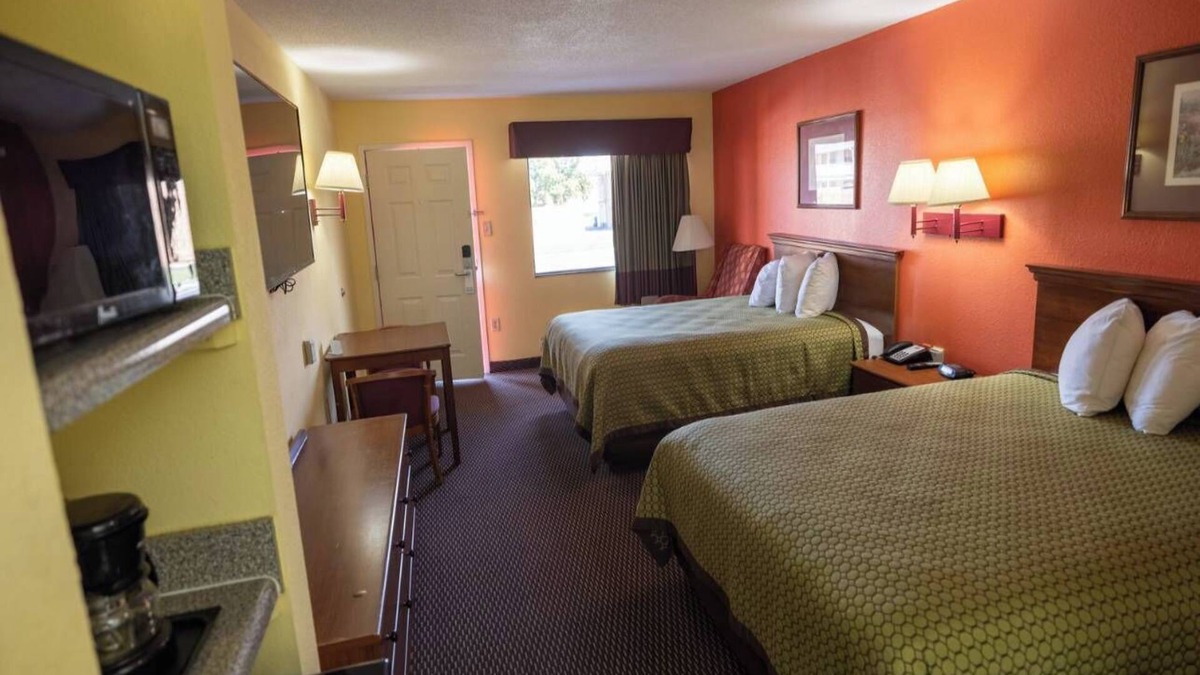 Hawkinsville Hotel | Budget inn & Suites
