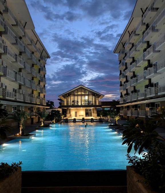 Mactan Export Processing Zone Apartment | Budget Resort Stay Cebu Airport with Netflix, pool, gym and helpful host