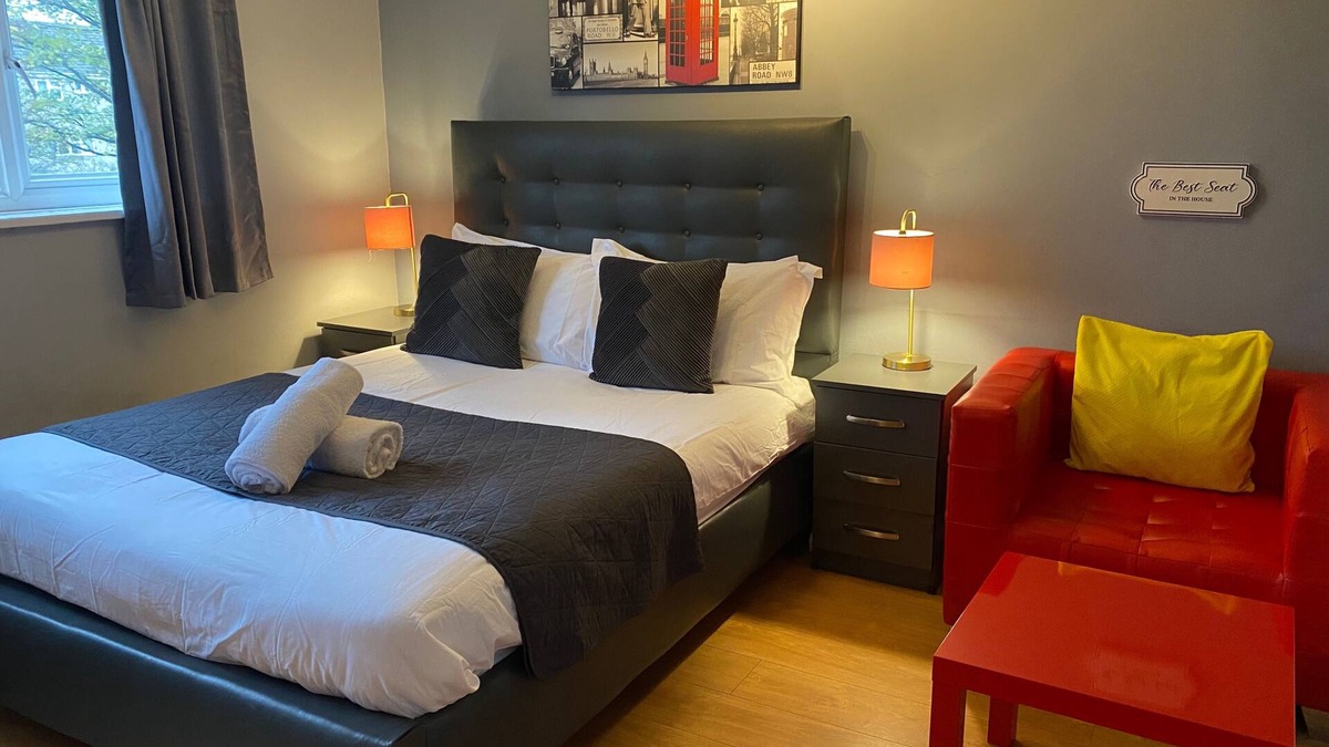 Willenhall House | Budget stay - 5 Rooms - Private parking