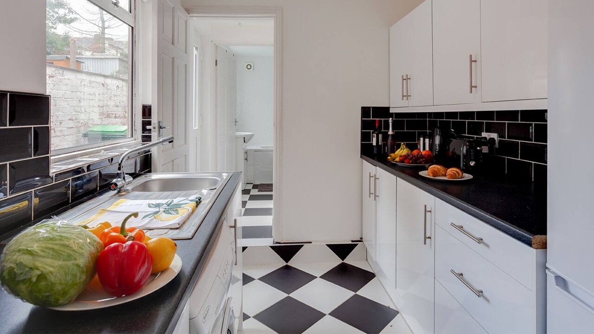 Smethwick House | Budget Stay near Haglay Road, 10 minutes to City Centre