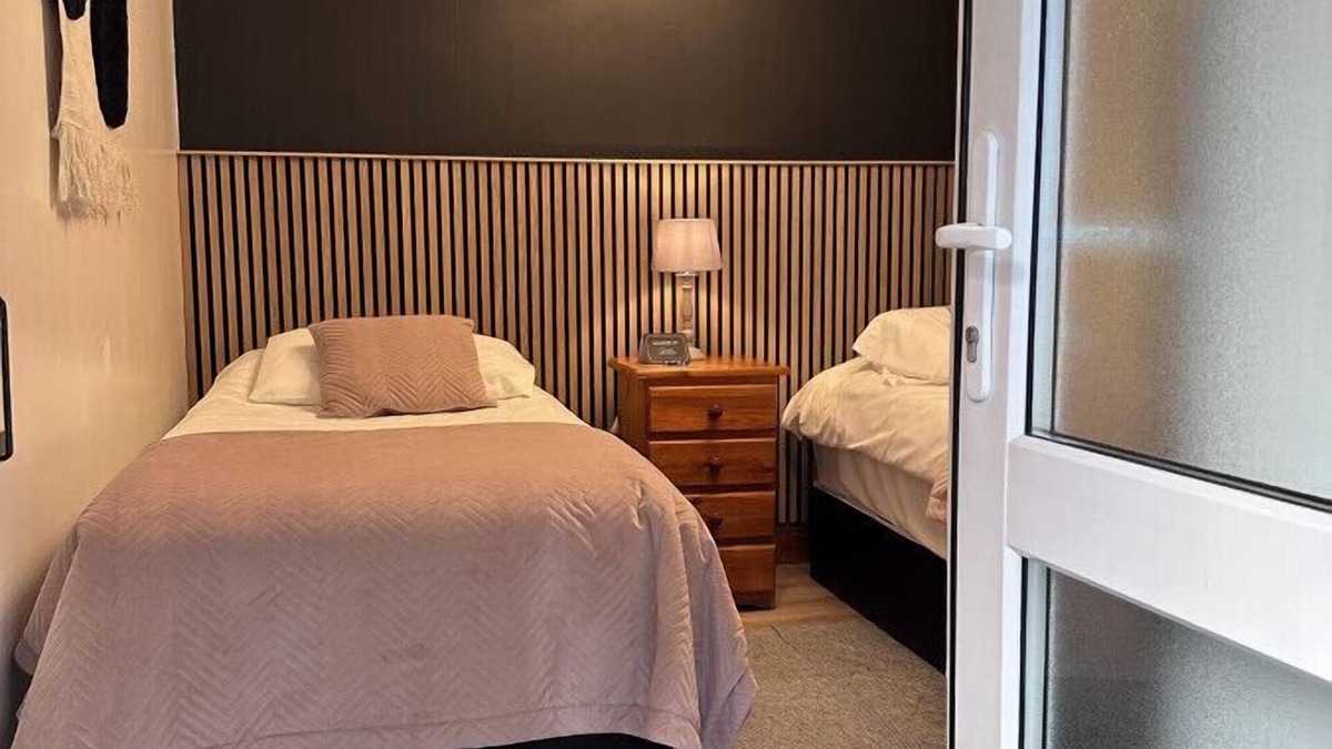 Malahide House | Budget twin en-suite with a private toilet and sink - close to Dublin Airport