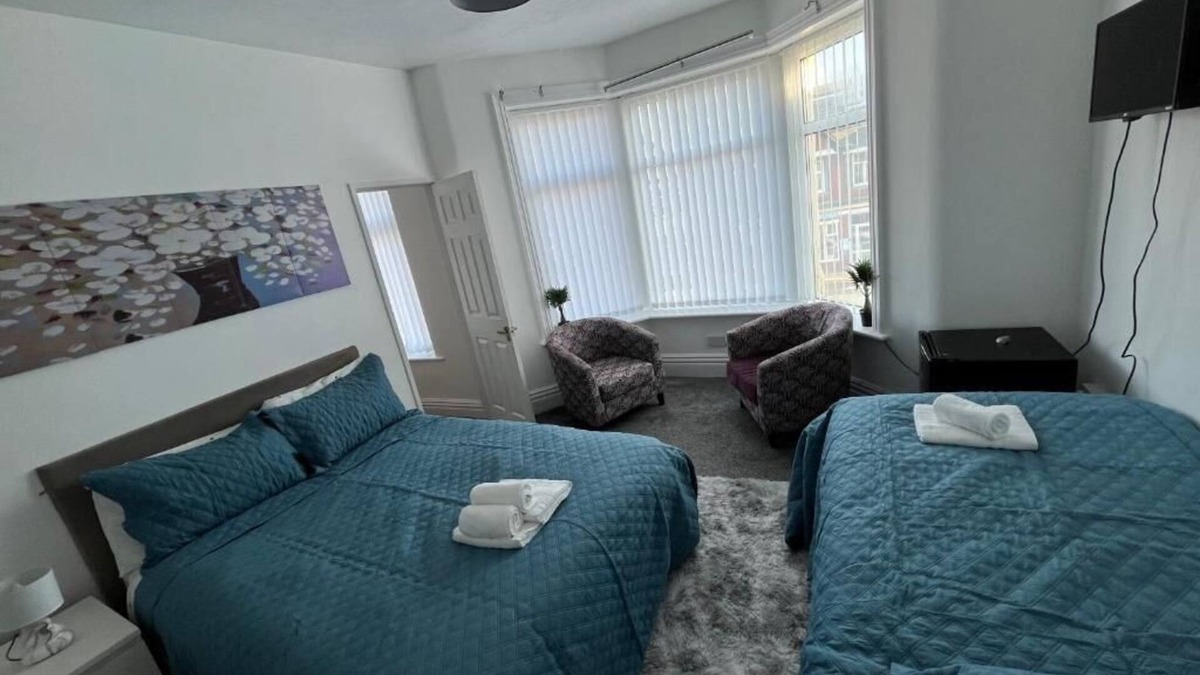 North Shore Hotel | Budget Twin Family Room 5mins walk to the Beach