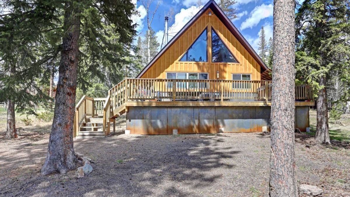 Lead Cabin | Buffalo Loft – Hot tub, wraparound deck & cozy Black Hills getaway!