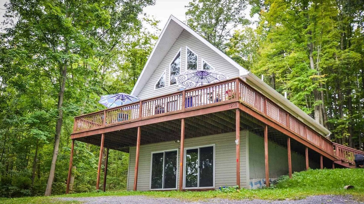 Ovid House | Bufflehead Bungalow: Family Fun across from Cayuga Lake!
