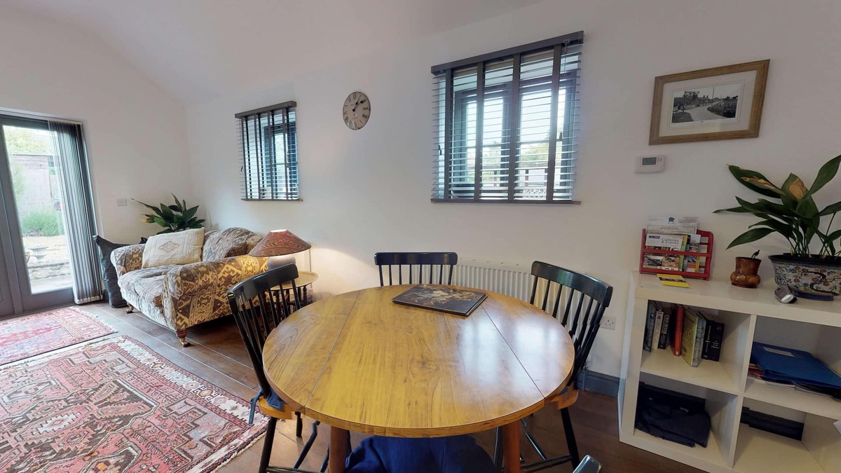 Kidlington Apartment | Buffs Lodge Holiday Cottage 2 Bed & Sleeps 4