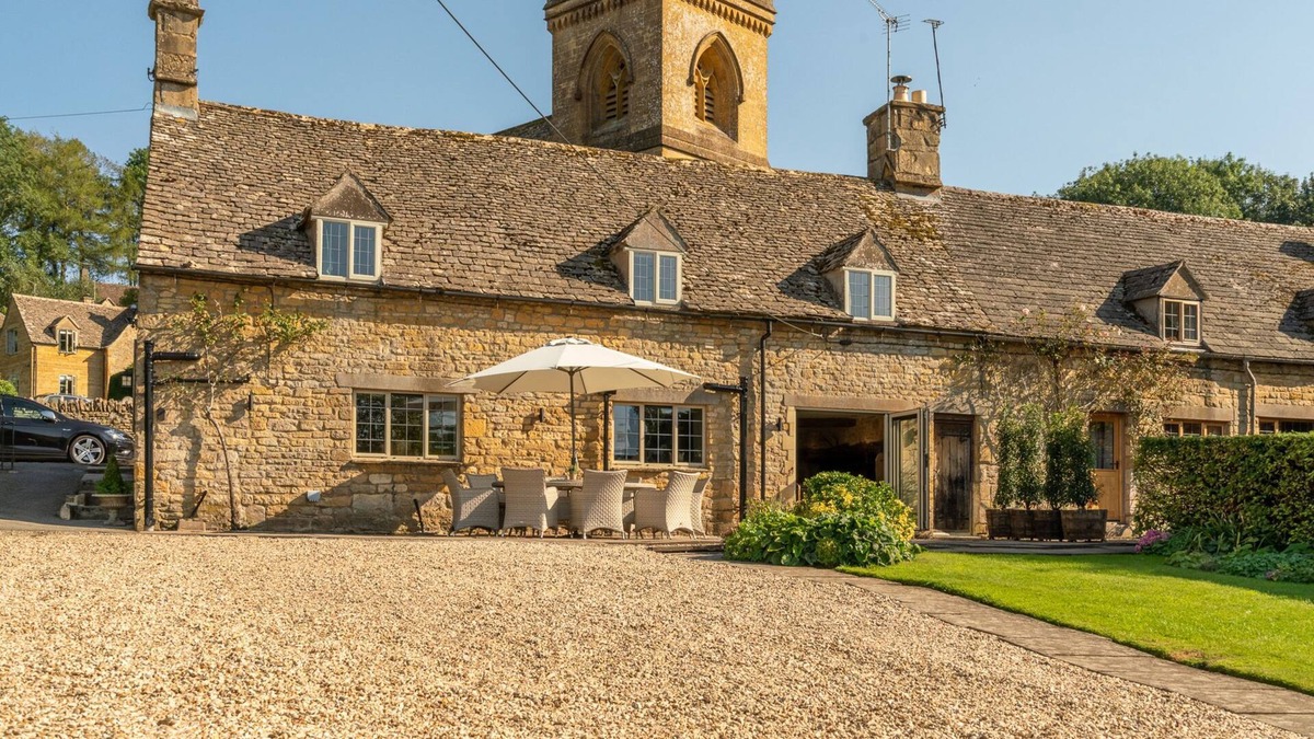 Snowshill Village Cottage | Built in the 1700s and conveniently situated next door to the local village pub, 1 Broughwood Cottag