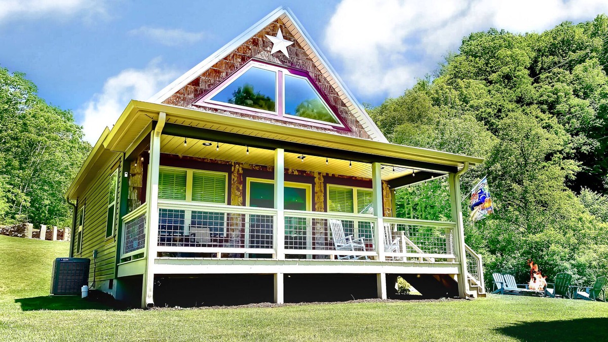 Marshall Cabin | Built NEW! WNC Mountain Cabin-Near Asheville & I-26, Fast Wifi!