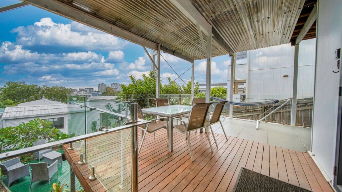 Bulimba Apartment | Bulimba Guest House close to transport and Oxford st