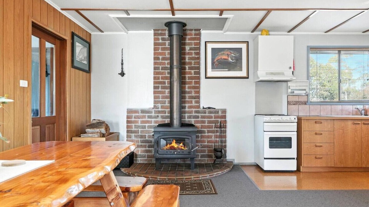 Miena Apartment | Bull’s Tavern Cabin – Cozy Lakeside Escape in Miena, Tasmania