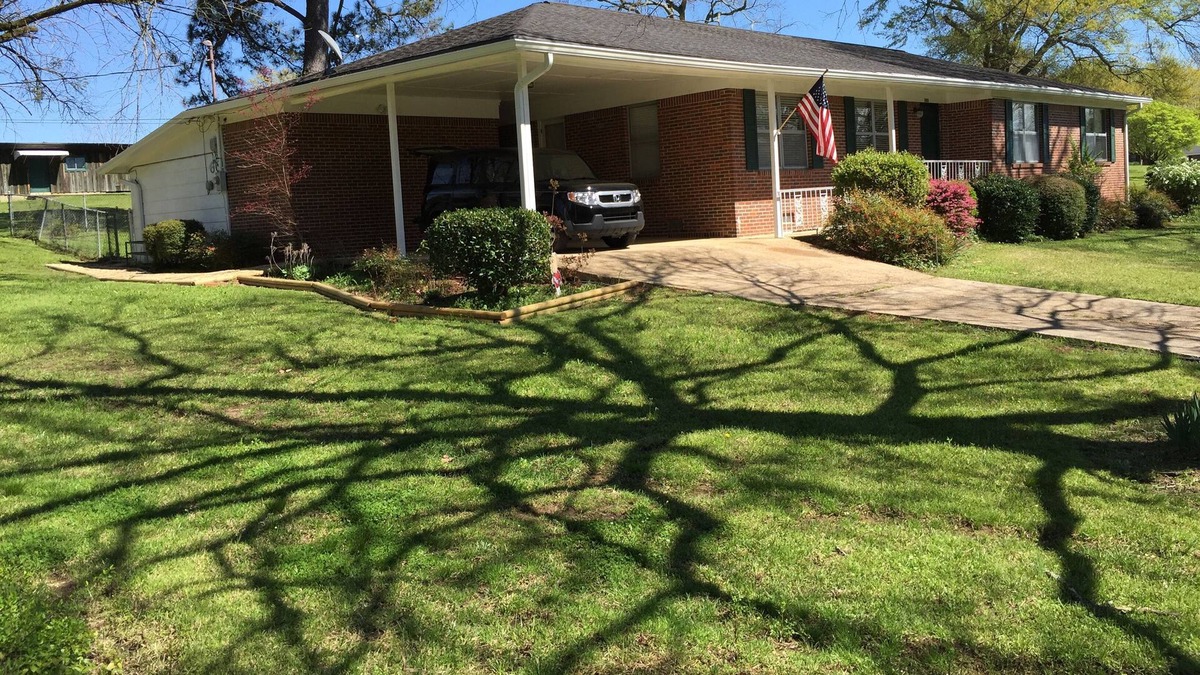 Starkville House | Bulldog Getaway, 3 bedroom, 2 bath, 1.5 miles to campus