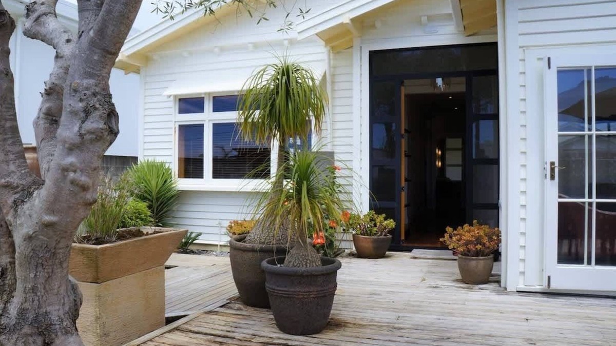 New Plymouth House | Buller Bungalow: Coastal Charm in New Plymouth
