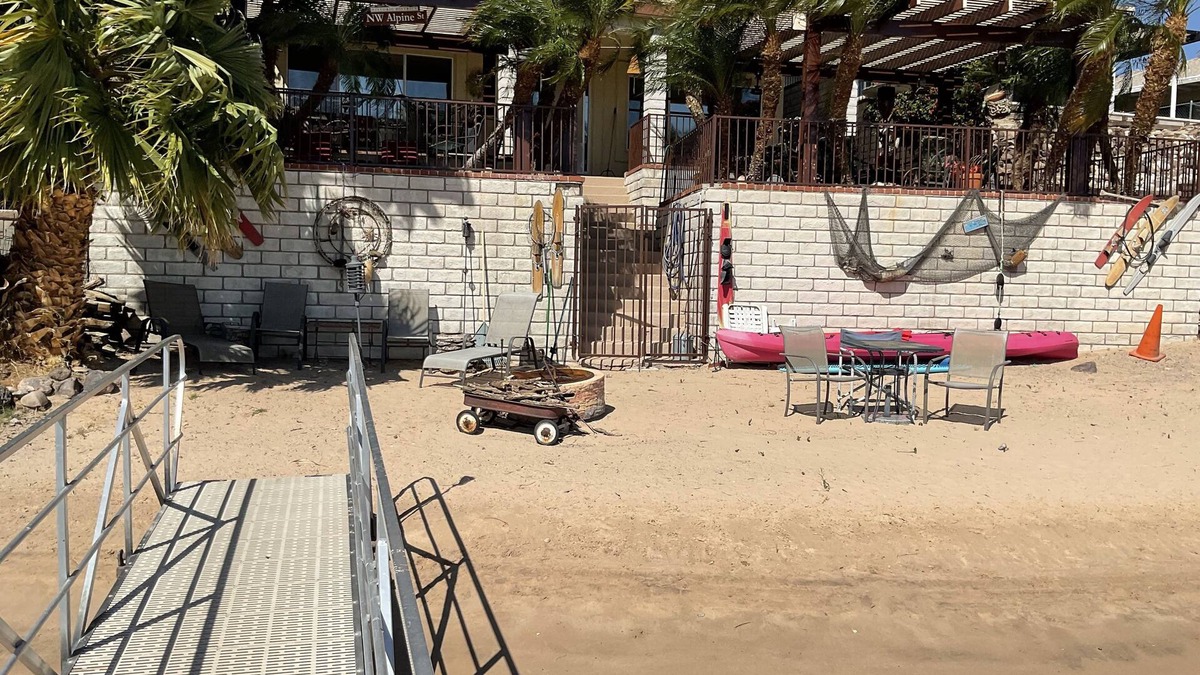 Bullhead City House | Bullhead City Riverfront Rental 4 Bedroom 3 Baths W/Sandy Beach & private dock