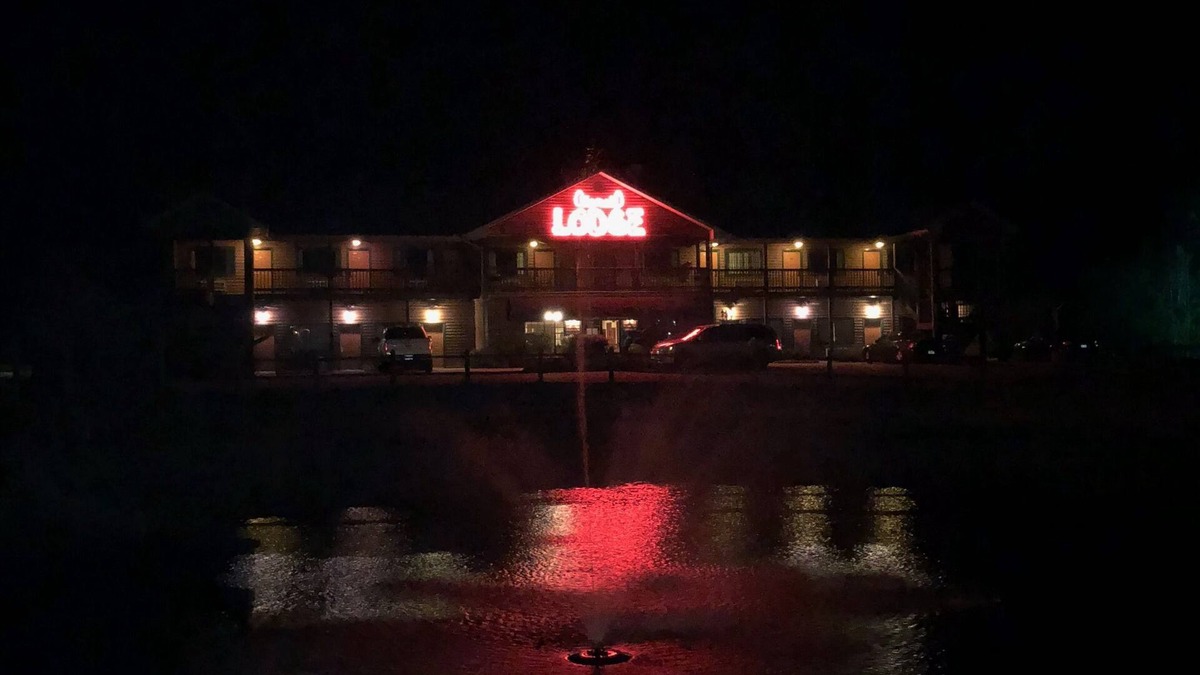 Poplar Bluff Hotel | Bullwinkles Rustic Lodge
