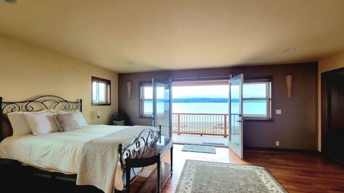 Rollingbay House | Bumble Beach Retreat - Steps from the beach