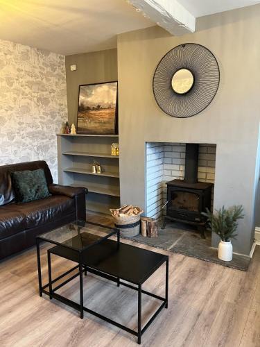 Sheffield House | Bumblebee Cottage 3-Bed Family Stay near Sheffield with Garden & Free Parking