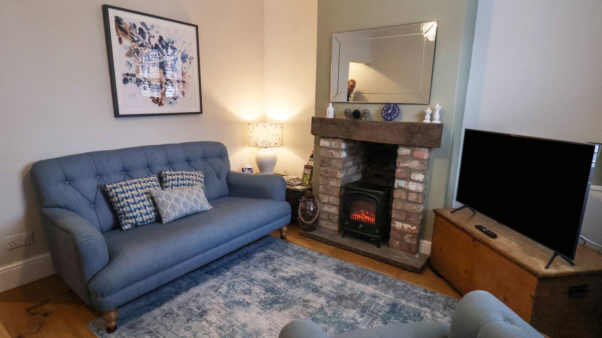 Beverley Cottage | BUMBLEBEE COTTAGE, pet friendly, with a garden in Beverley
