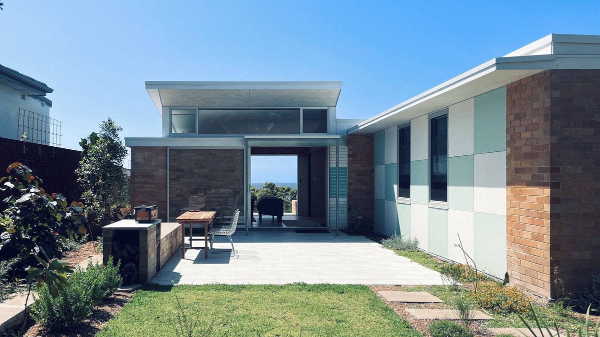 Sydney House | Bundeena Bush + Bird House. Full frontage to the Royal National Park.