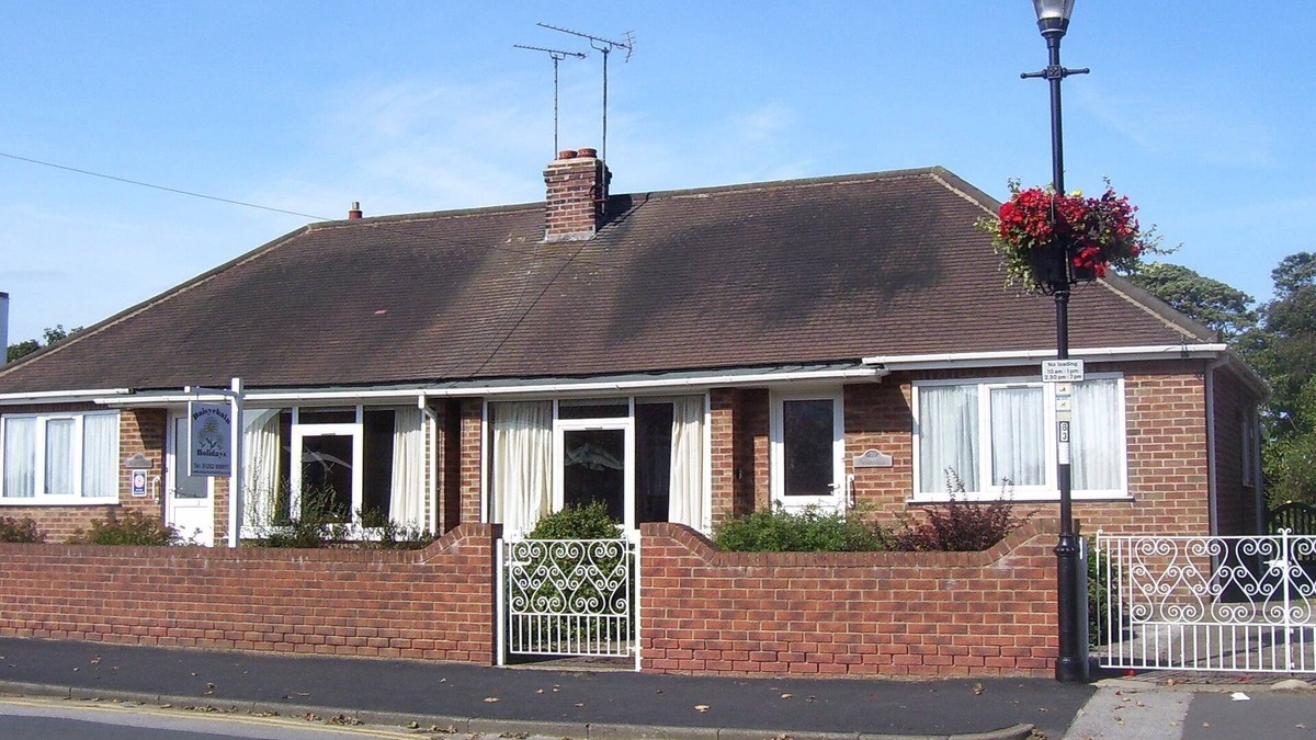 Sewerby House | Bungalow, 2 bedroom, enclosed pet friendly garden, cliff top walks beaches 5 min