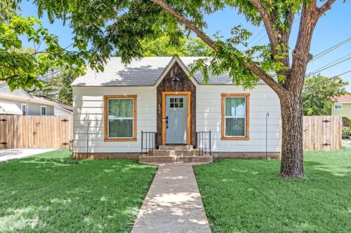 McGregor House | Bungalow Bliss - Large Backyard & Fire Pit