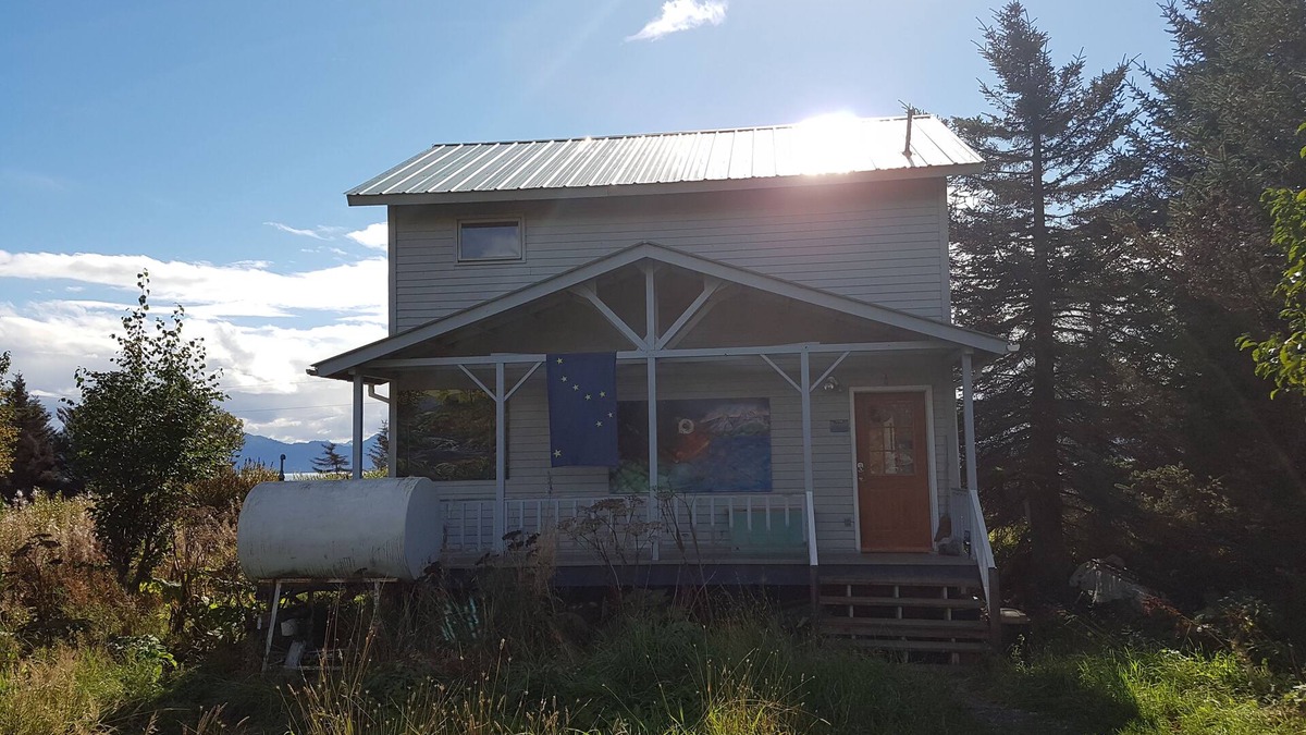 Homer House | Bungalow by Bishop's Beach! Great Beach access, Wonderful View, Family Friendly