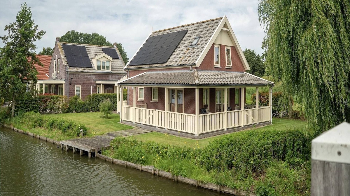 Municipality of Nissewaard House | Bungalow by Water near Rotterdam with Sauna