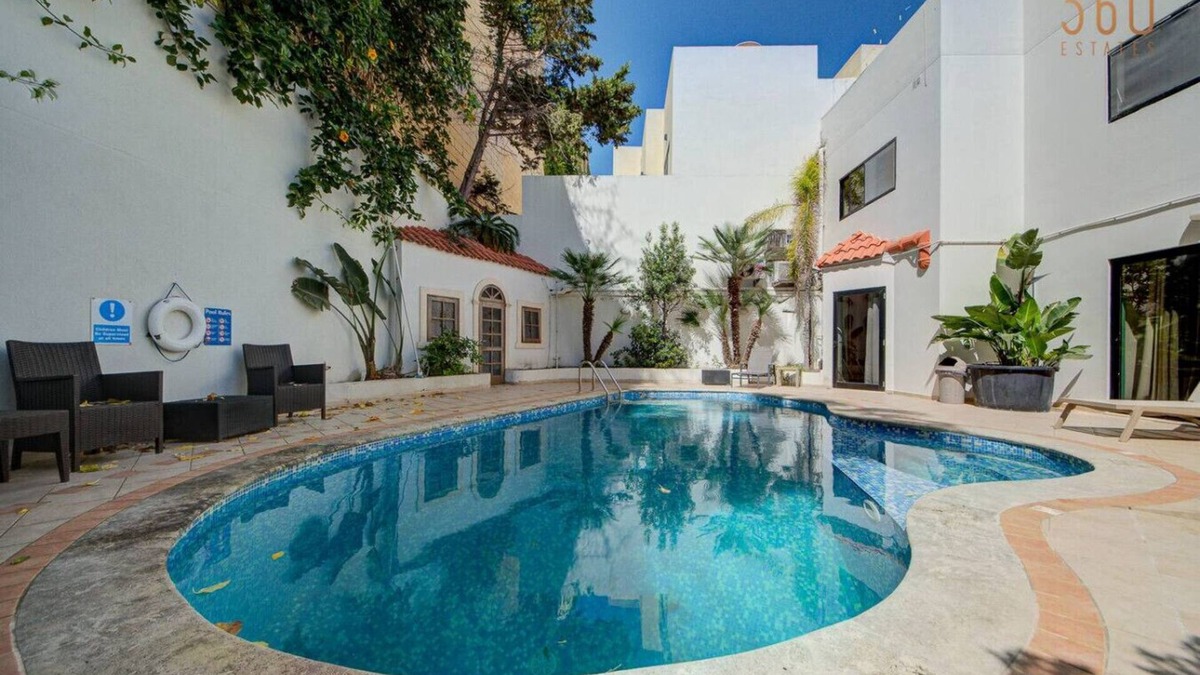Tal-Ghoqod House | Bungalow home with Stunning Pool Area in St'Julian