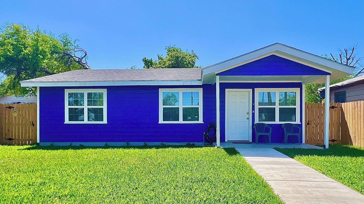 Mitte Cultural District House | Bungalow on Polk - 2BD/1BA Home in Brownsville