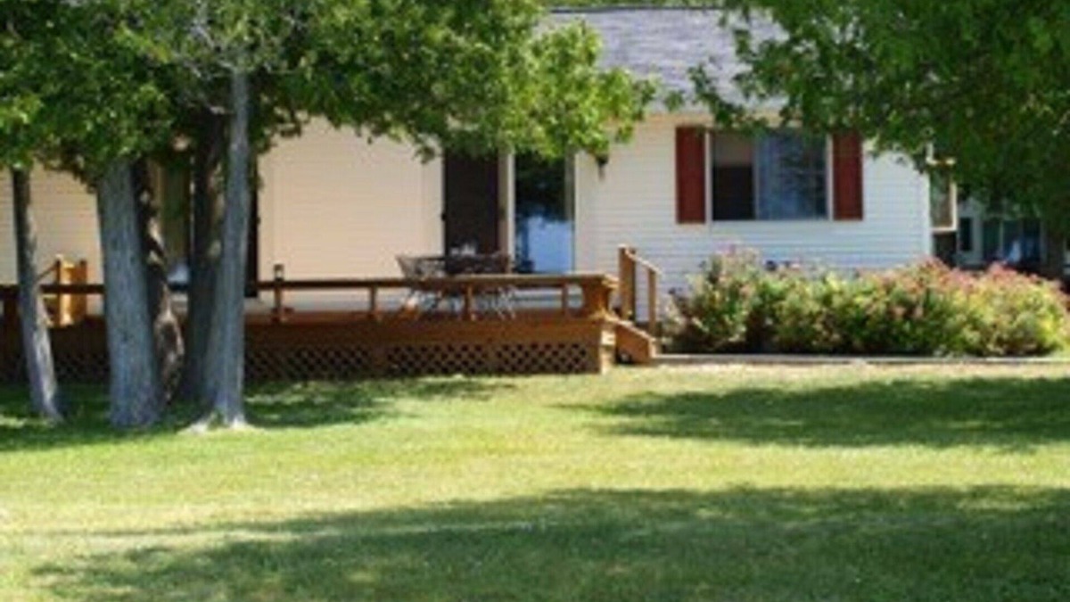 Maple City Cottage | "Bungalow" on the Sunset Side of Beautiful Glen Lake