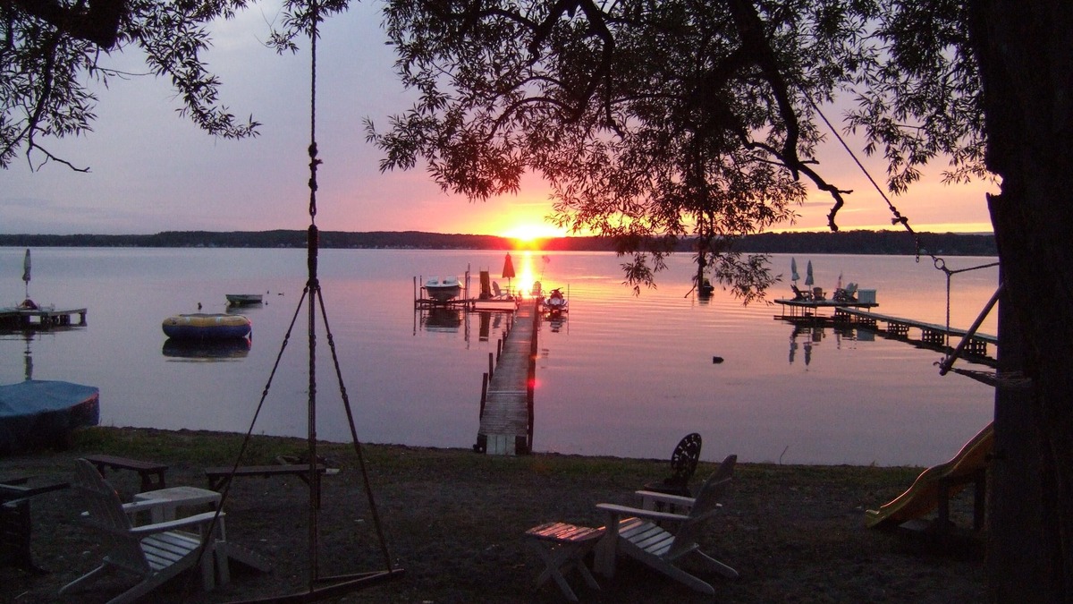 Saratoga Springs House | Bungalow, suites or home on East Side of Saratoga Lake The Best Of All Worlds