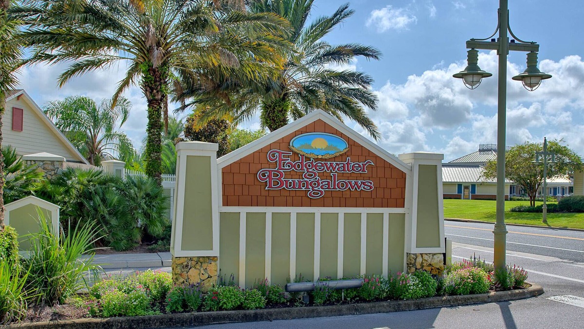 Lake Sumter Landing Cabin | Bungalow Walking proximity to Lake Sumter Landing