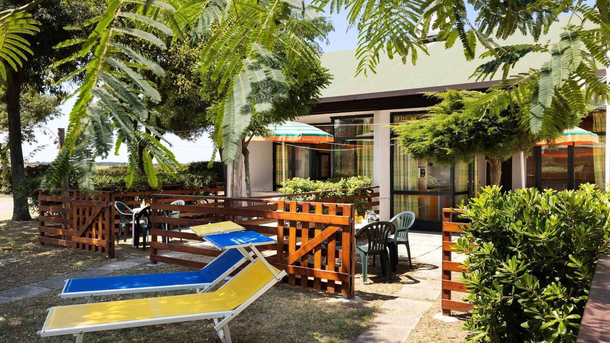 Casal Borsetti House | Bungalow with air conditioning, internet, garden and pool