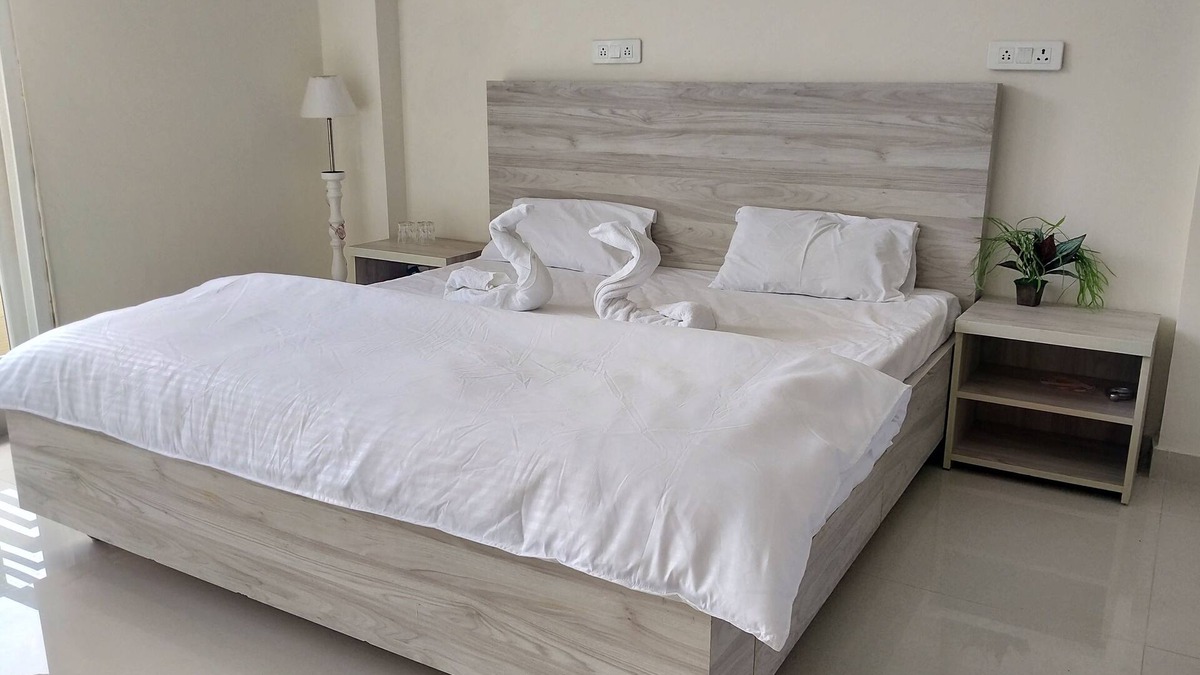 Dharamshala Bed & Breakfast | Buntees Nest: Luxury Room with Mountain View