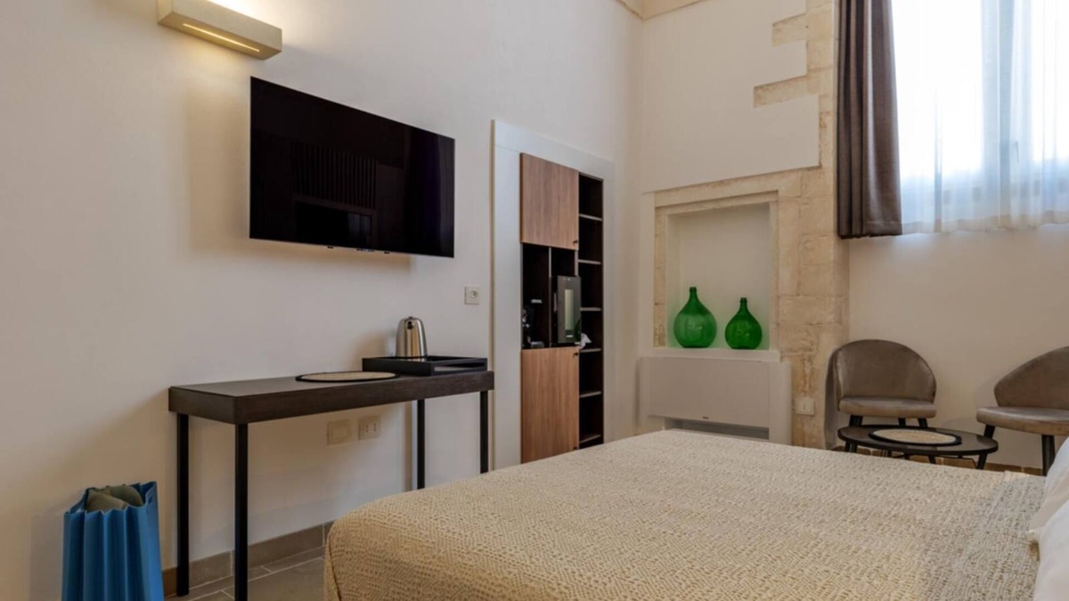 Martina Franca Apartment | Buone Maniere Exclusive Rooms Fico D'india room