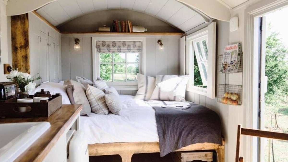 Stamford Cabin | Burghley Mouse Cider Hut: Set in Beautiful Orchard Surroundings.