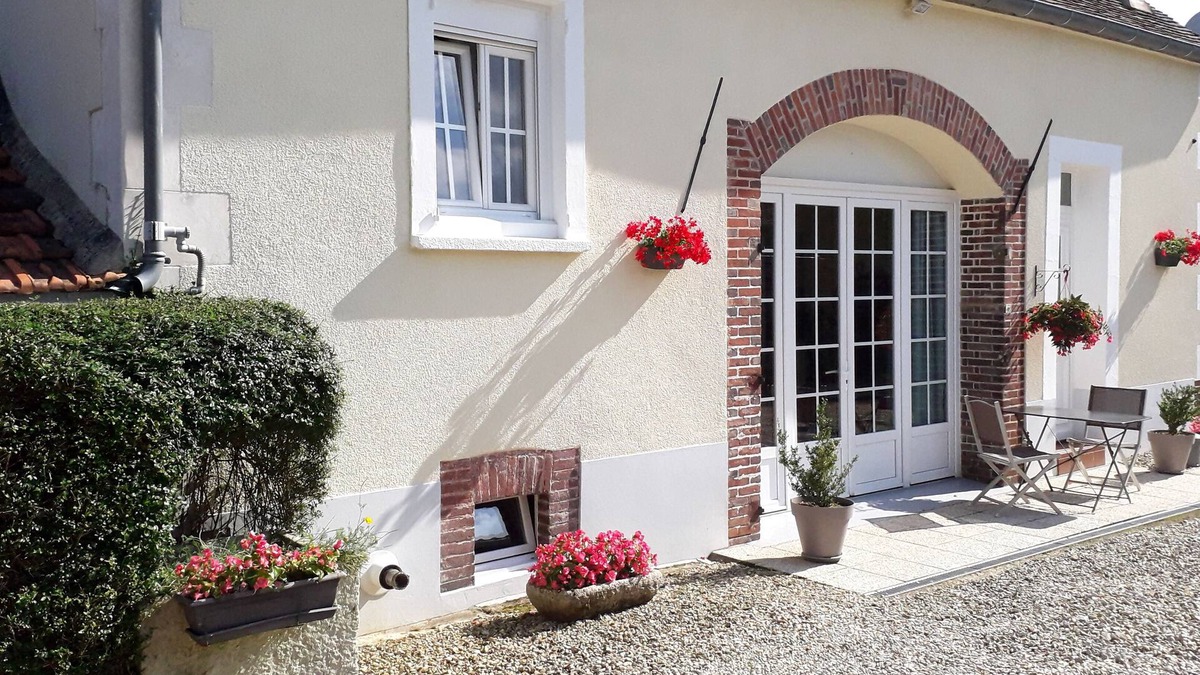 Cheny House | Burgundy farmhouse for 2