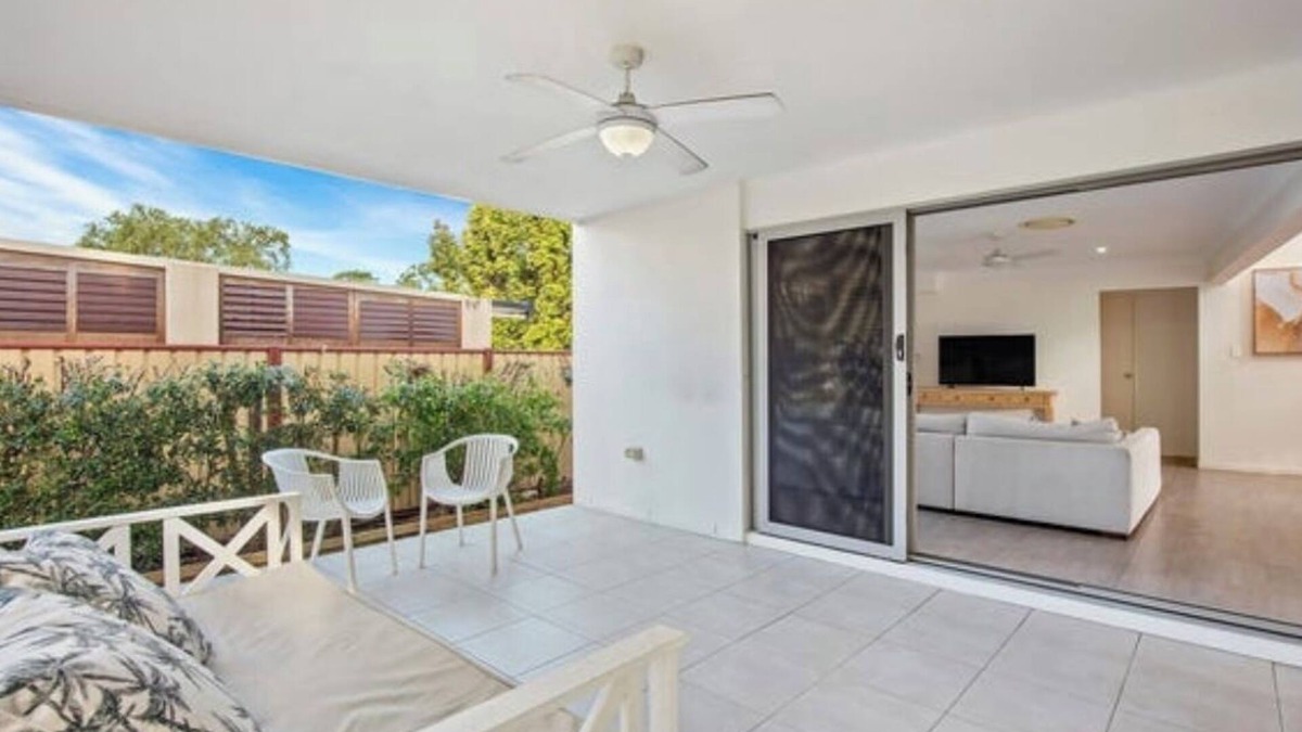 Burleigh Waters House | Burleigh Beach house 5 mins walk to shops and beach